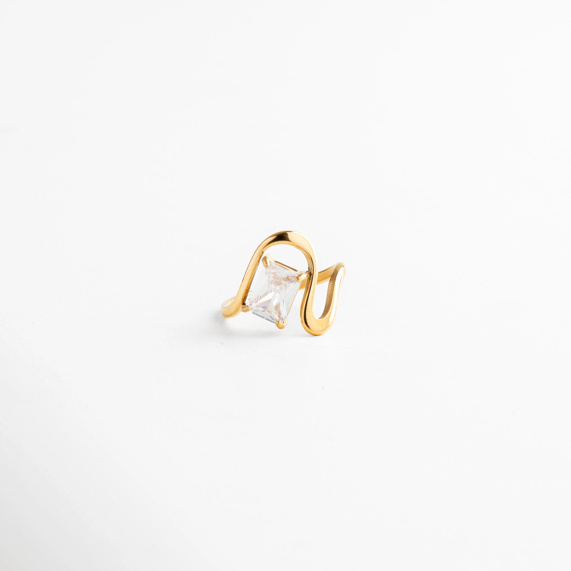 Anillo dorado con piedra cuadrada brillante, diseño moderno y elegante, Anillo minimalista dorado con zirconia en corte princesa, joyería sofisticada.