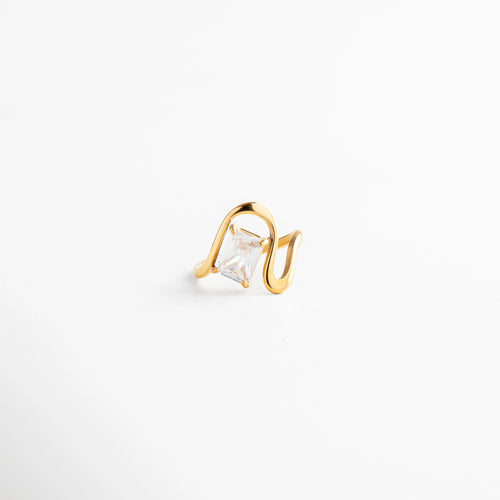 Anillo dorado con piedra cuadrada brillante, diseño moderno y elegante, Anillo minimalista dorado con zirconia en corte princesa, joyería sofisticada.