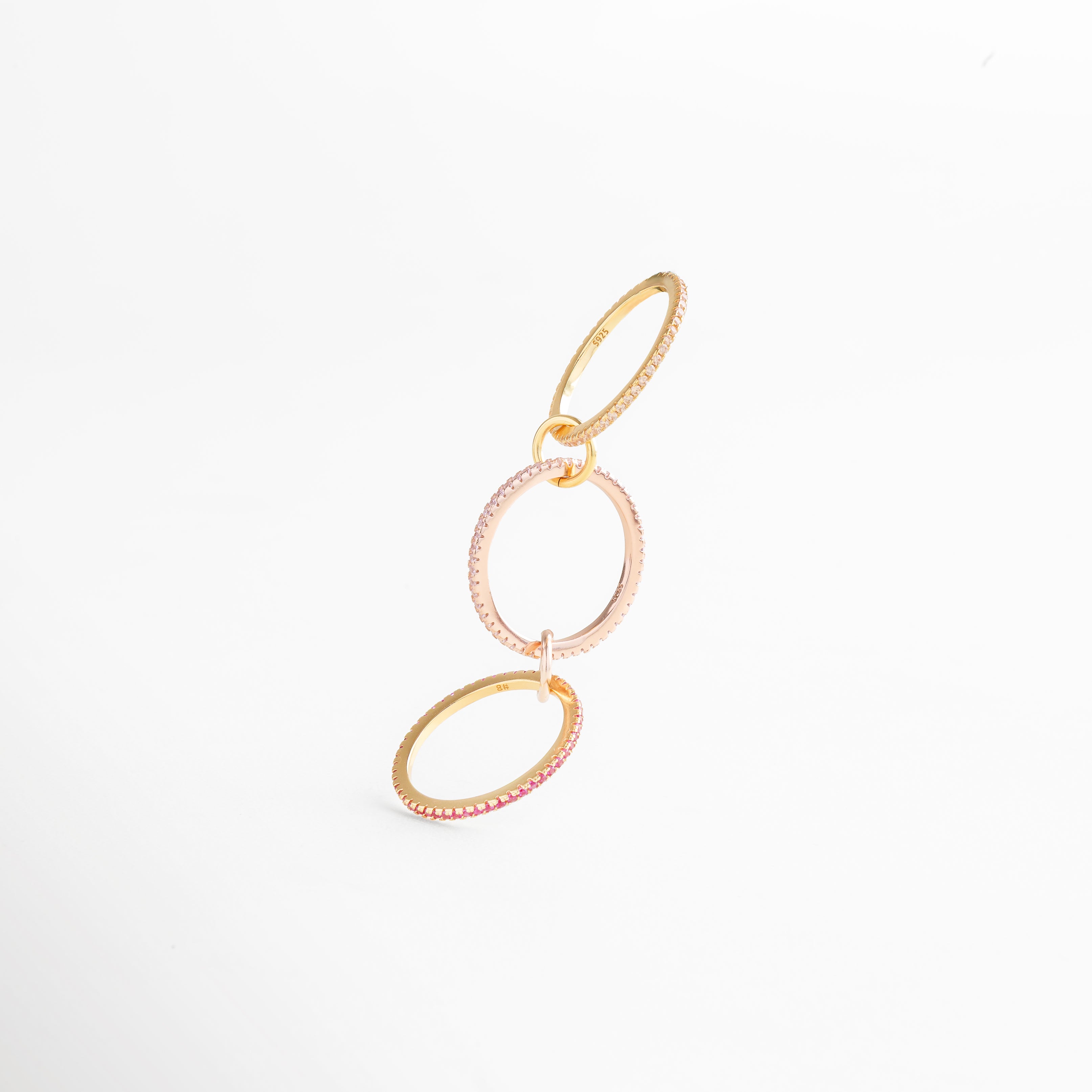 Anillo versátil de plata 925 con baño de oro 18K, tres aros entrelazados con zirconias rosas en un diseño sofisticado