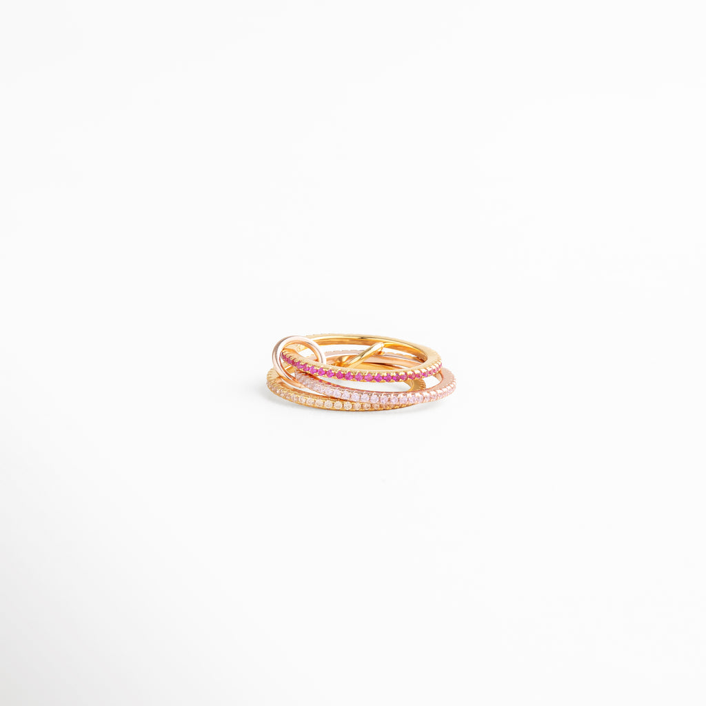 Joya femenina de estilo moderno, anillo triple en plata 925 y oro 18K con zirconias rosas incrustadas.