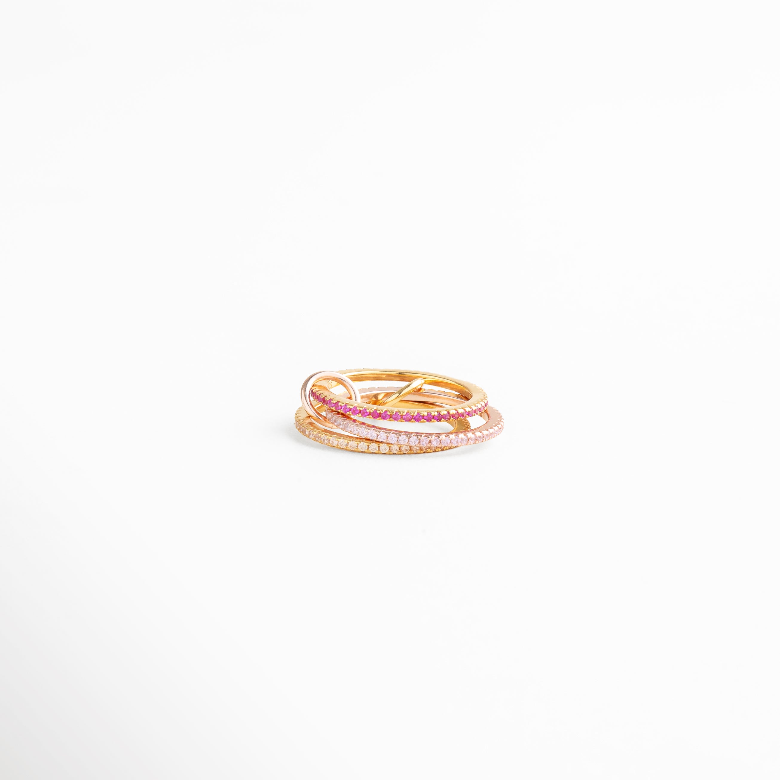 Joya femenina de estilo moderno, anillo triple en plata 925 y oro 18K con zirconias rosas incrustadas.