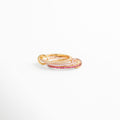 Anillo entrelazado de plata 925 con baño en oro 18K y zirconias rosas, diseño elegante y moderno de joyería fina.