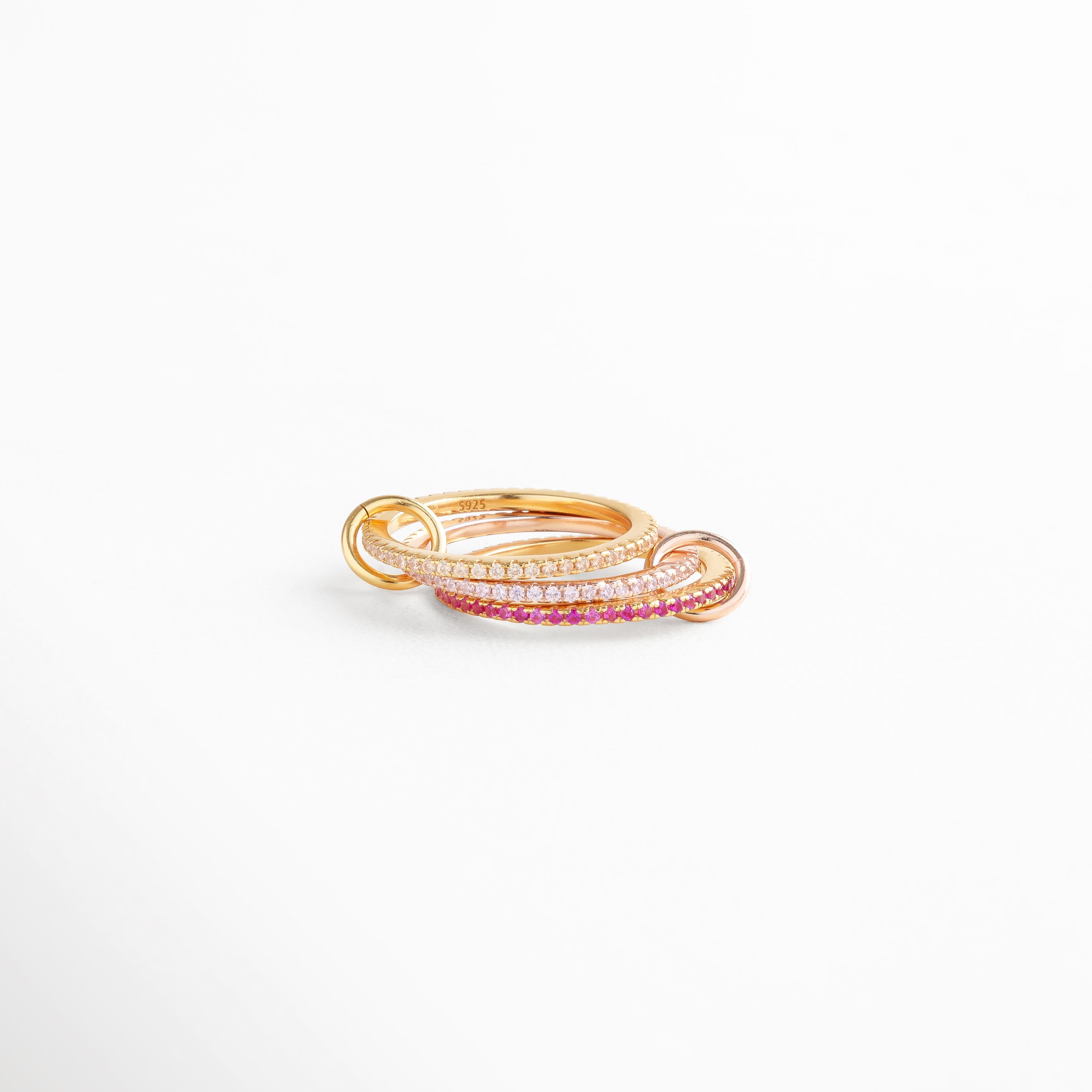 Anillo entrelazado de plata 925 con baño en oro 18K y zirconias rosas, diseño elegante y moderno de joyería fina.