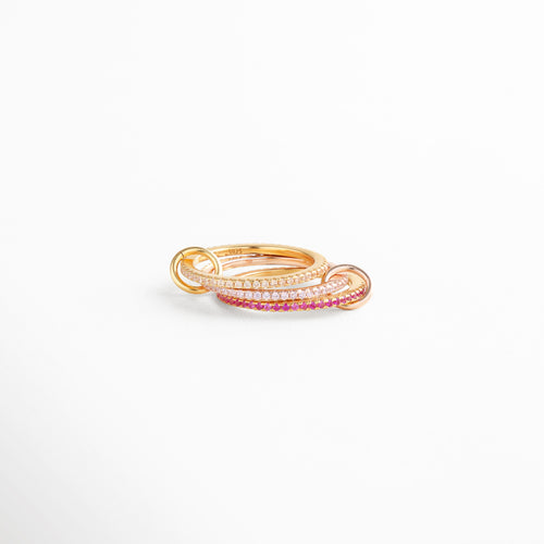 Anillo entrelazado de plata 925 con baño en oro 18K y zirconias rosas, diseño elegante y moderno de joyería fina.