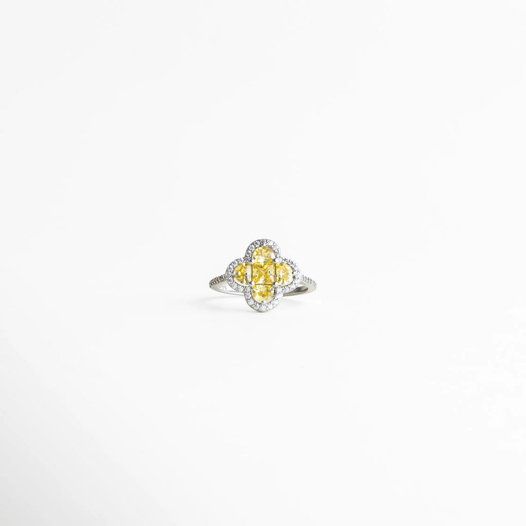 Anillo elegante para mujer con diseño floral, detalle central dorado y contorno brillante, estilo sofisticado y femenino.