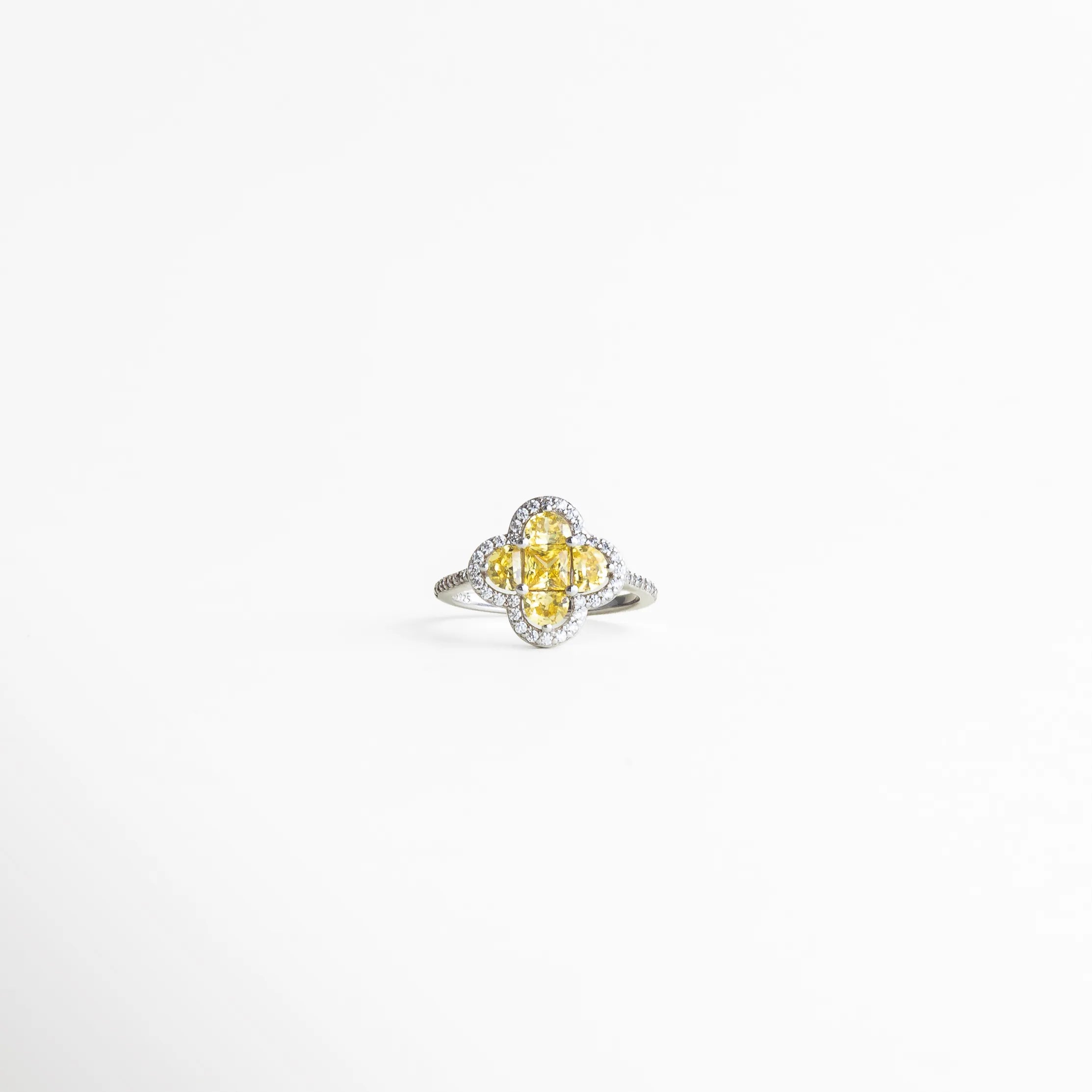 Anillo elegante para mujer con diseño floral, detalle central dorado y contorno brillante, estilo sofisticado y femenino.