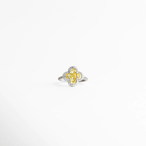 Anillo elegante para mujer con diseño floral, detalle central dorado y contorno brillante, estilo sofisticado y femenino.