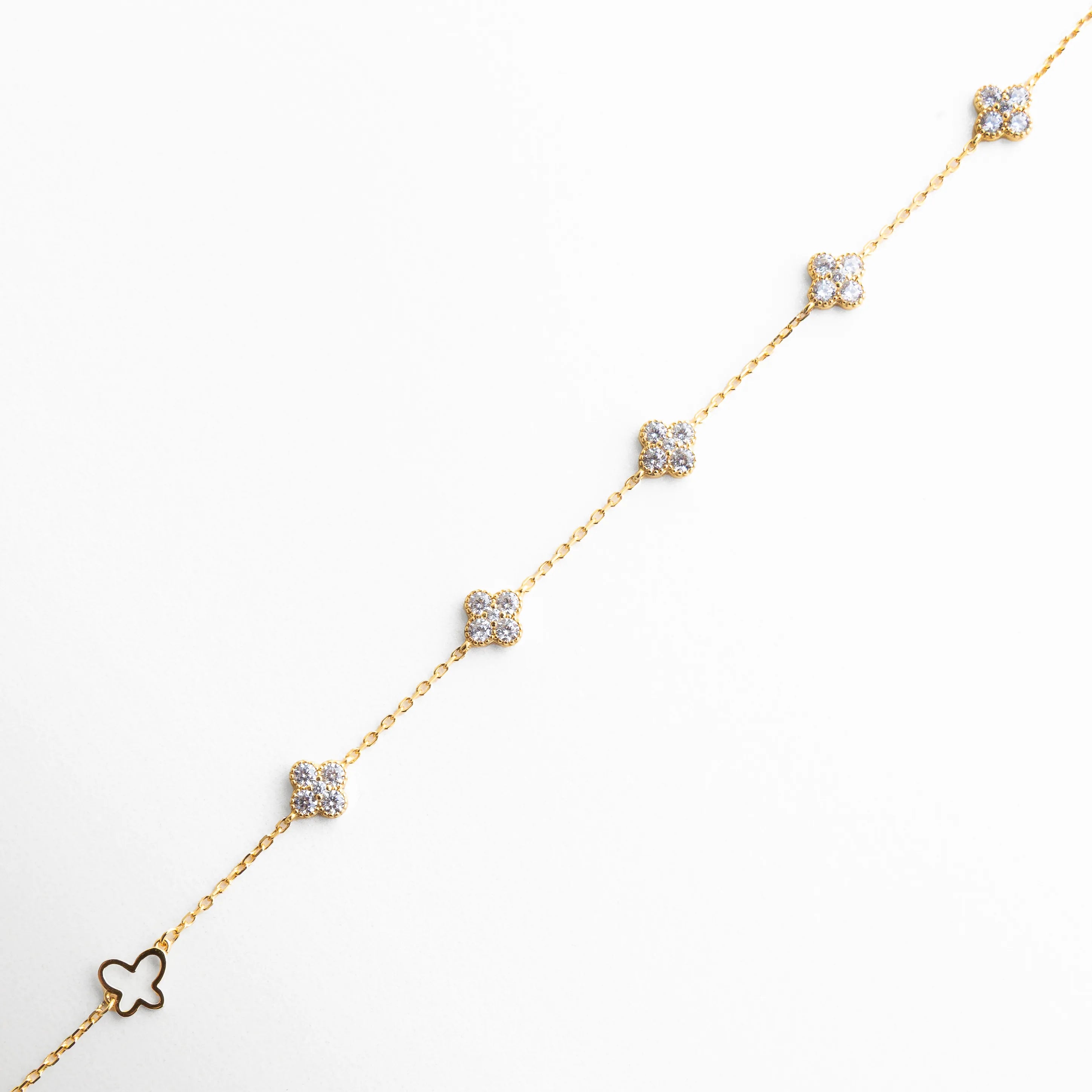 pulsera dorada delicada, pulsera con detalles geométricos, joyería dorada elegante, pulsera fina mujer, accesorios sofisticados, joyería minimal, pulsera moderna, joyería atemporal