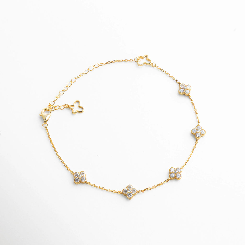 pulsera dorada cerrada, pulsera elegante minimal, joyería femenina dorada, pulsera fina sofisticada, accesorios diarios mujer, joyería clásica moderna