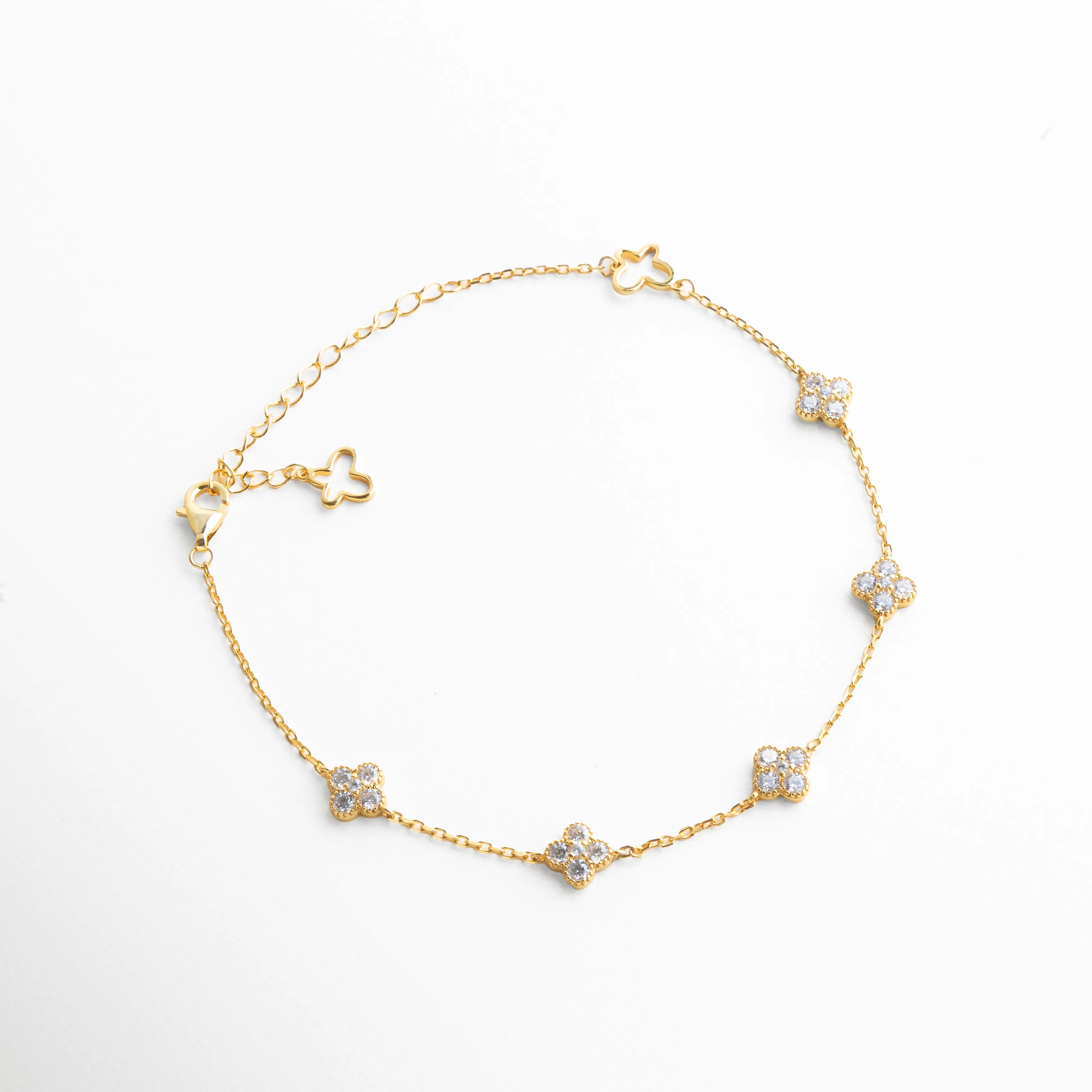 pulsera dorada cerrada, pulsera elegante minimal, joyería femenina dorada, pulsera fina sofisticada, accesorios diarios mujer, joyería clásica moderna