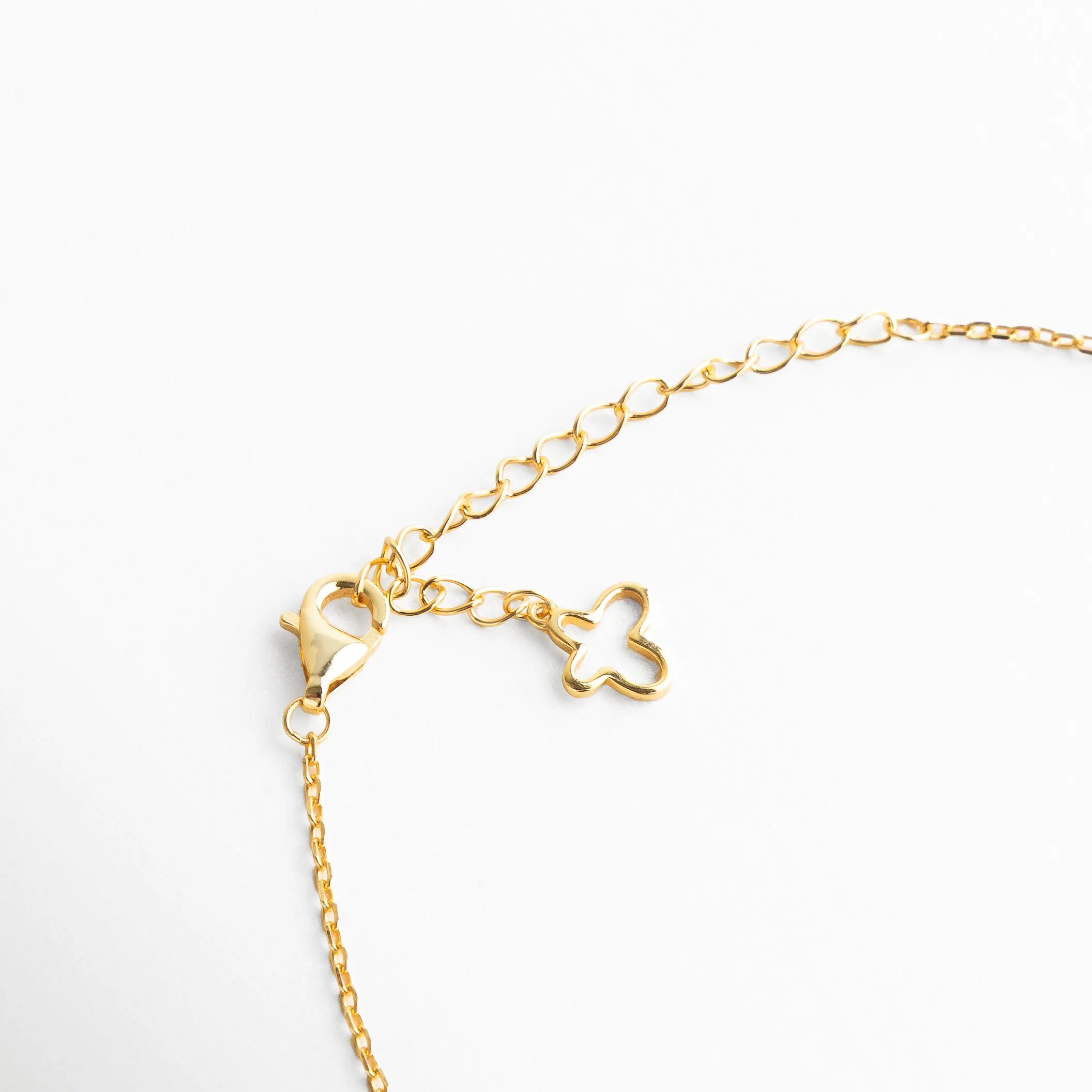 detalle pulsera dorada, cierre pulsera elegante, cadena fina dorada, joyería fina detalle, pulsera delicada mujer, accesorios premium, joyería sofisticada