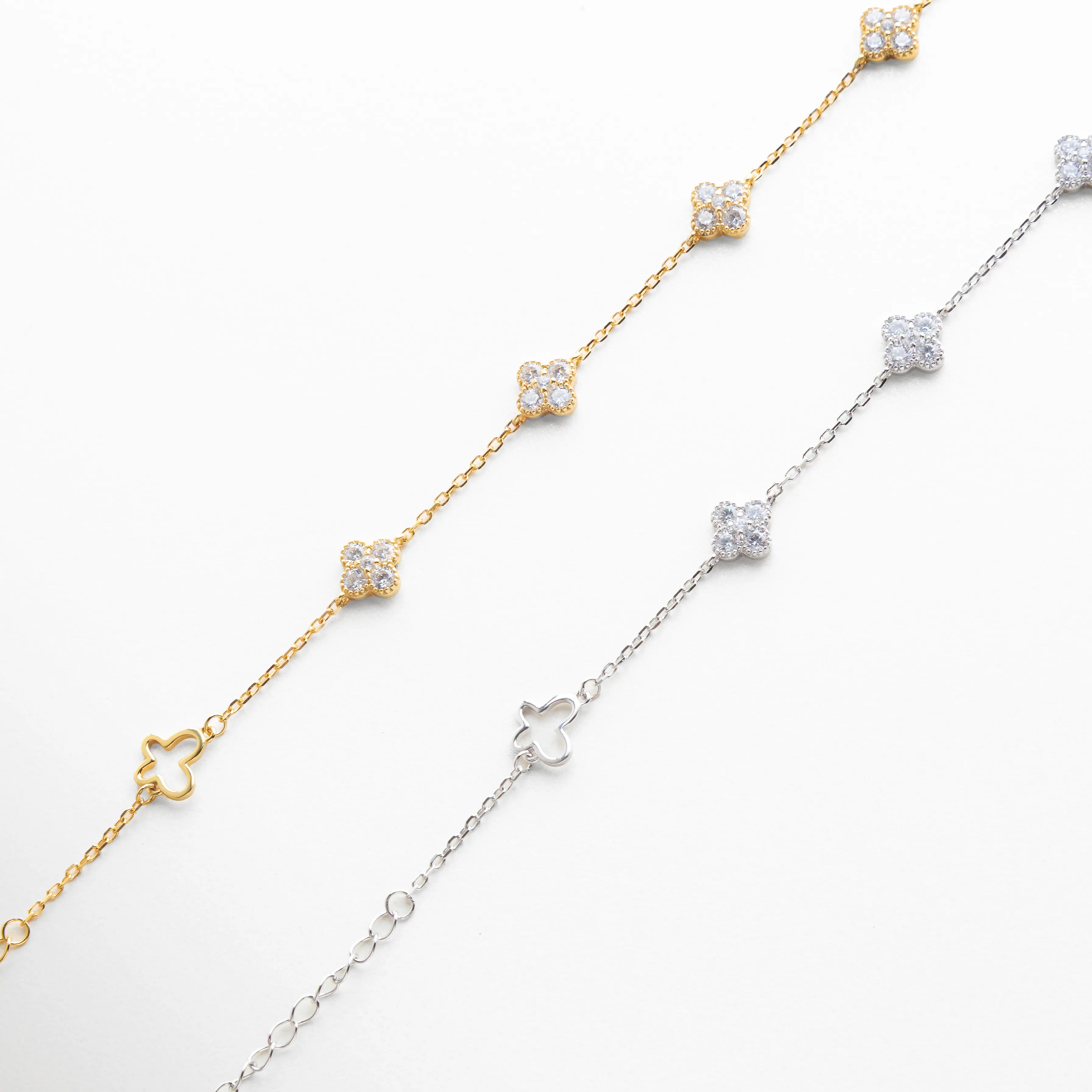 pulsera delicada diseño, pulsera fina dorada y plateada, joyería femenina elegante, accesorios sofisticados mujer, pulsera moderna minimal, joyería chic