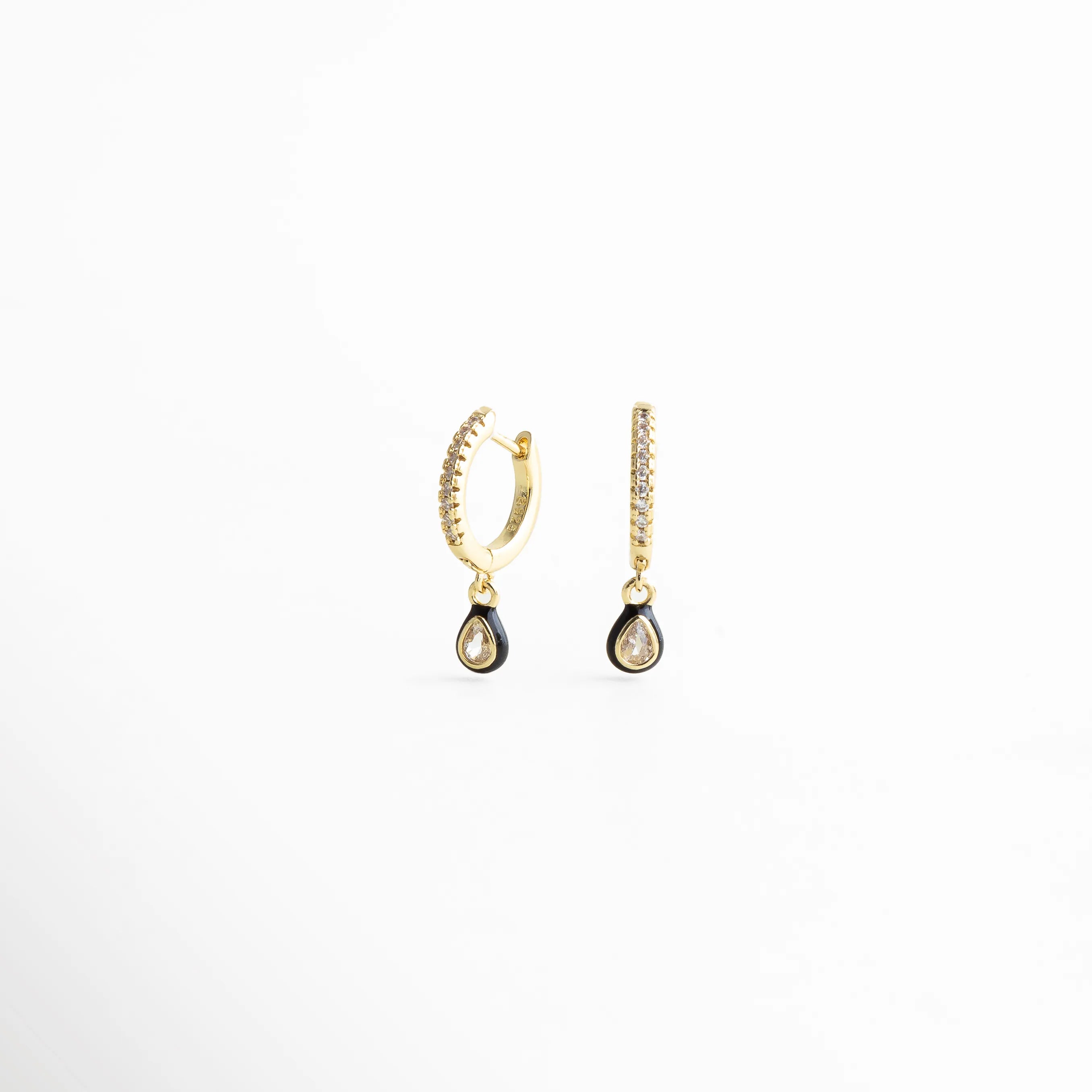 aretes dorados con gota, aretes colgantes elegantes, joyería femenina delicada, aretes con detalle colgante, accesorios dorados mujer, aretes sofisticados, joyería chic diaria, aretes finos dorados