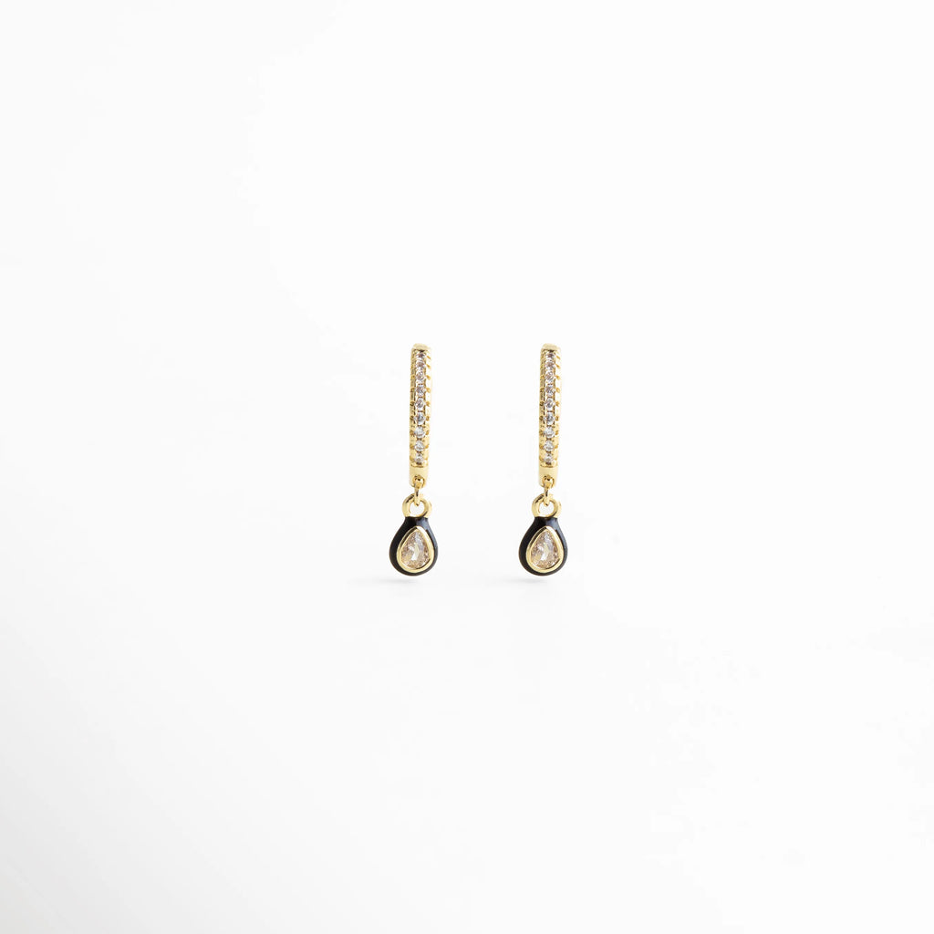 aretes con gota vista frontal, joyería dorada delicada, aretes pequeños elegantes, accesorios femeninos dorados, aretes ligeros mujer, joyería minimal chic, aretes refinados, aretes modernos diarios