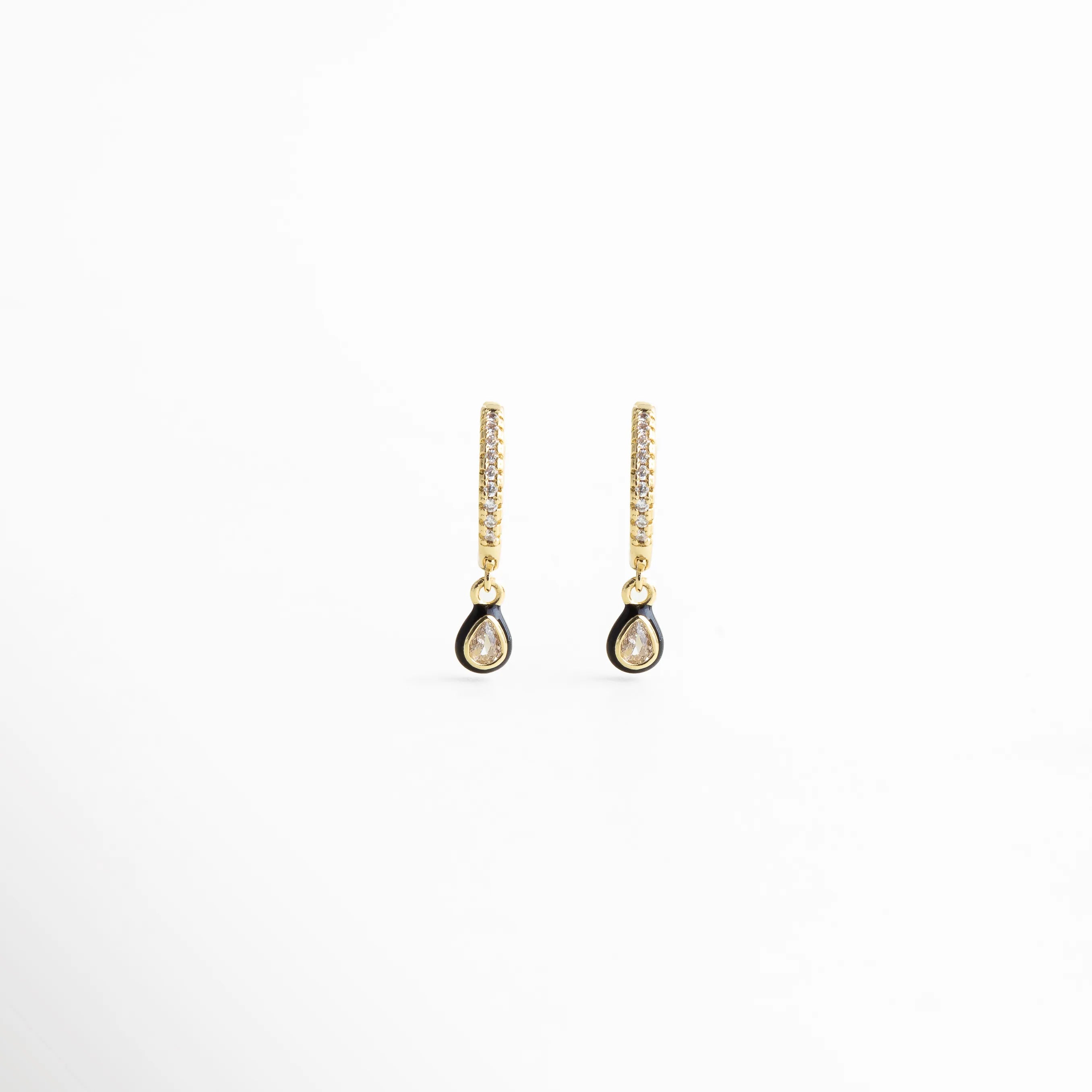 aretes con gota vista frontal, joyería dorada delicada, aretes pequeños elegantes, accesorios femeninos dorados, aretes ligeros mujer, joyería minimal chic, aretes refinados, aretes modernos diarios