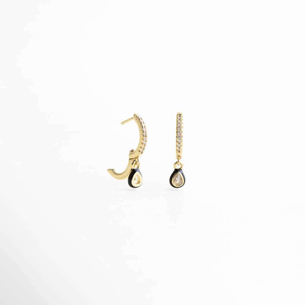 aretes dorados vista lateral, detalle broche aretes, joyería dorada moderna, aretes con diseño delicado, accesorios sofisticados mujer, aretes colgantes ligeros, joyería femenina contemporánea, aretes elegantes dorados