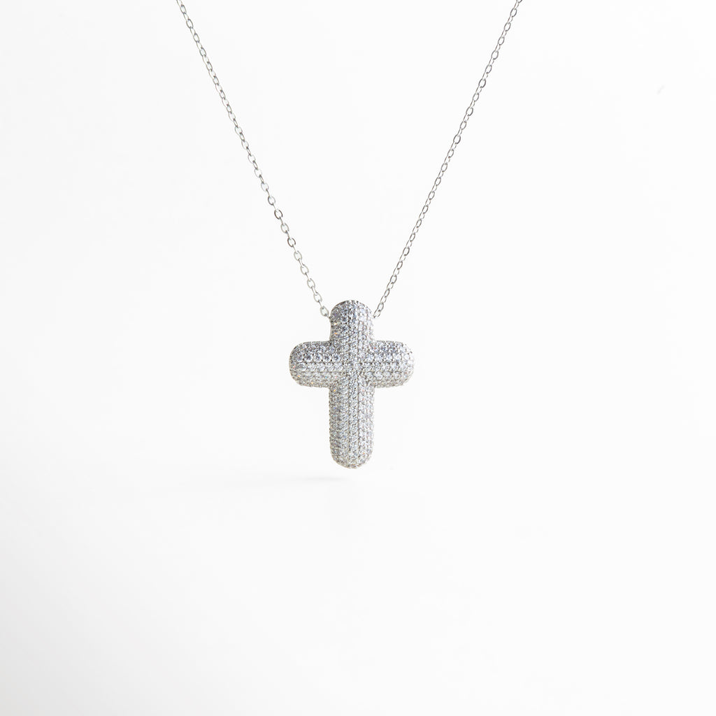 collar plateado con dije de cruz cubierta de zirconias brillantes, collar minimalista con cruz de zirconias pavé, collar femenino con dije de cruz brillante, joyería plateada con colgante de cruz elegante, collar delicado con cruz de piedras brillantes