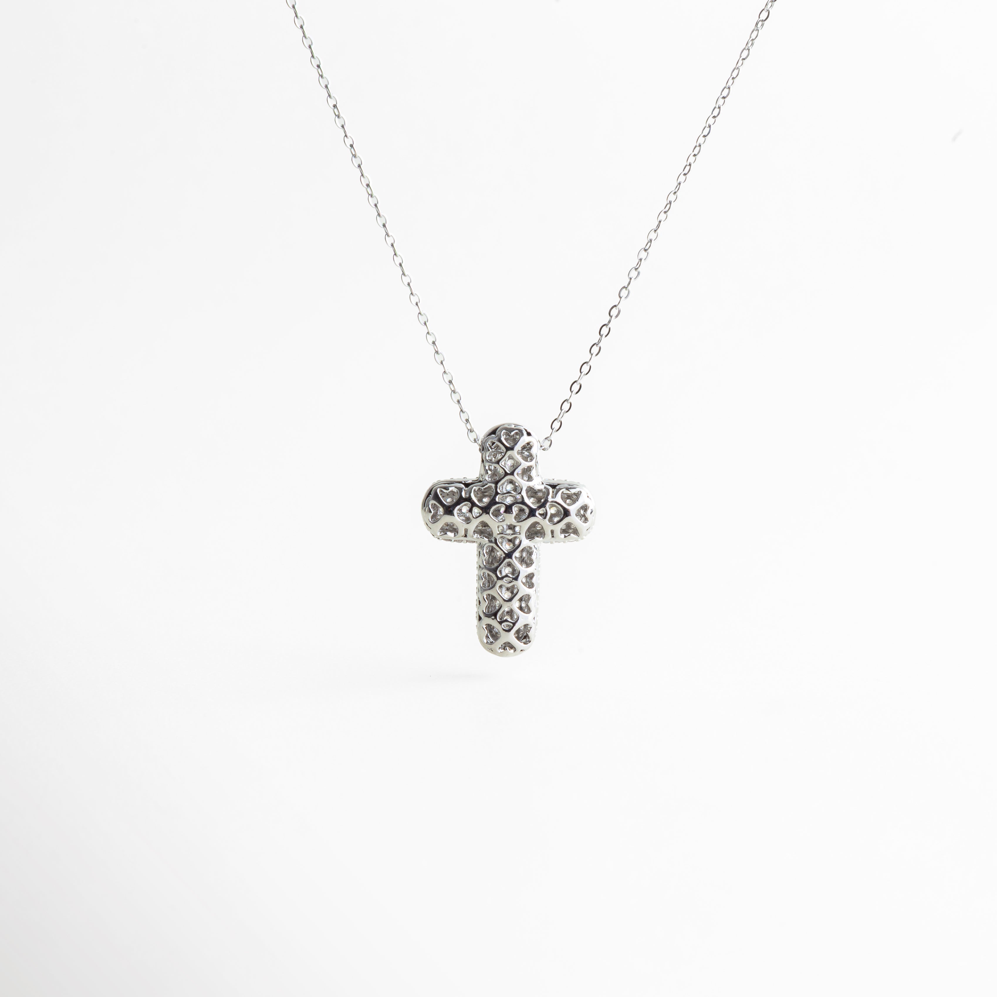 collar plateado con cadena fina y cruz brillante, joyería femenina minimal con colgante de cruz, collar elegante con cruz pavé, collar delicado con cadena fina plateada, collar moderno con símbolo de cruz