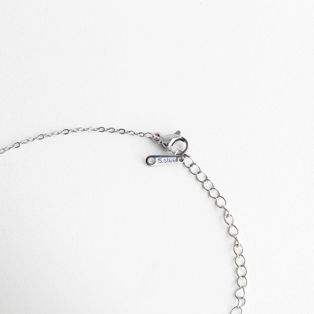 cierre de collar plateado con cadena ajustable, broche tipo langosta en collar femenino, detalle de cadena extensible en collar, sistema de ajuste en collar minimal, broche metálico en collar delicado