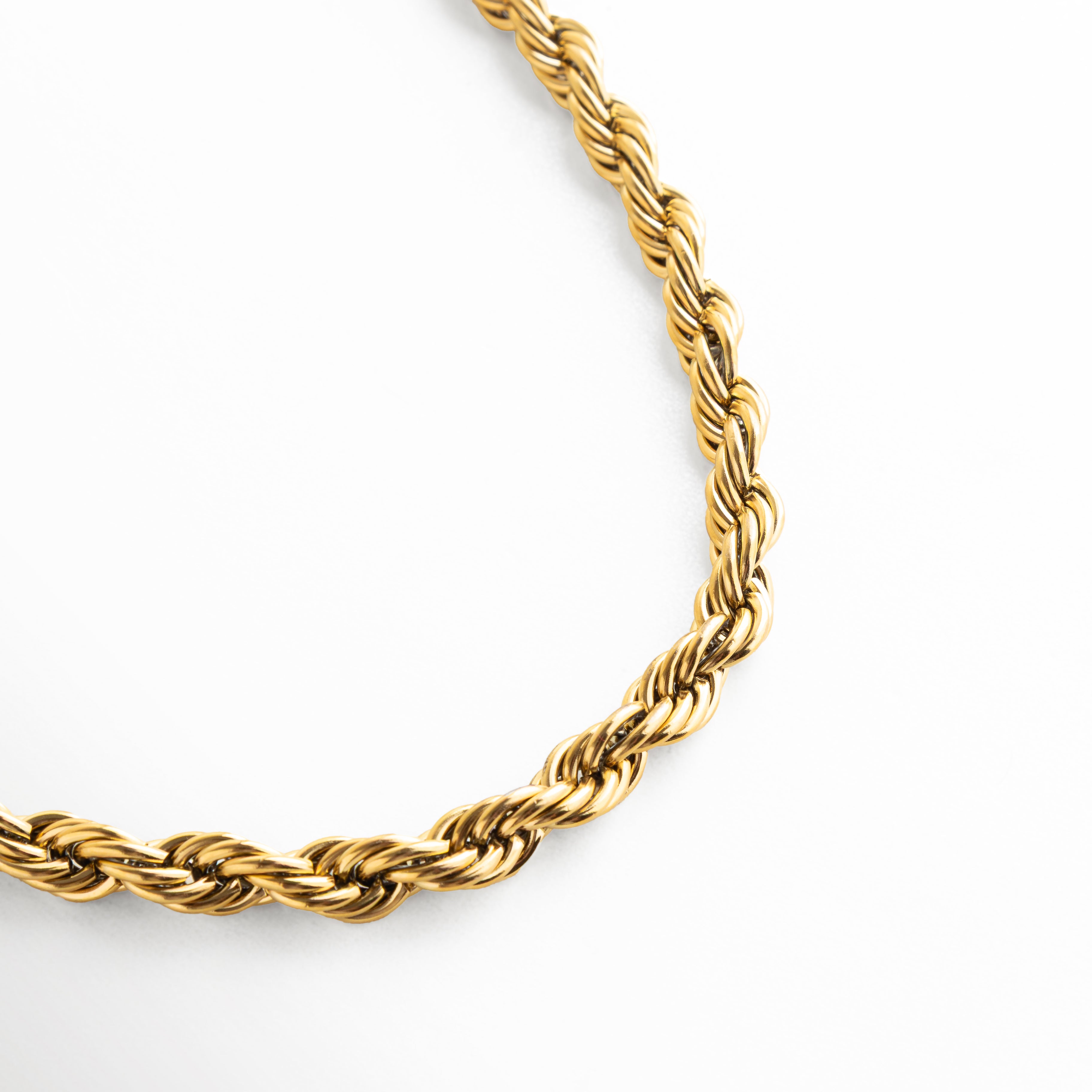 detalle de eslabón tipo cuerda en collar dorado, textura trenzada en cadena dorada, acabado pulido collar dorado trenzado, detalle de diseño collar rope dorado, collar dorado detalle de eslabones