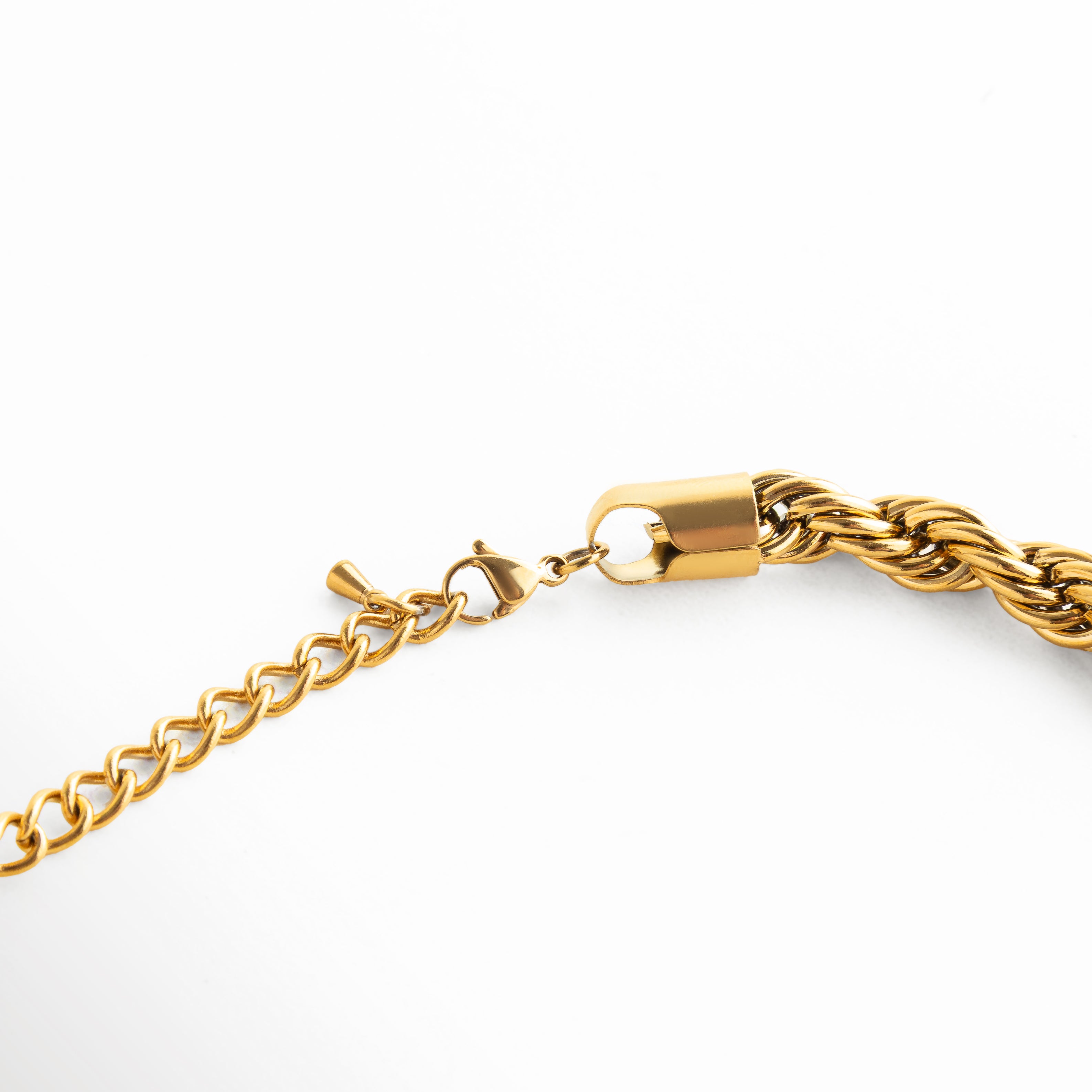 collar dorado vista lateral cadena trenzada, caída natural collar tipo cuerda dorado, diseño flexible de collar dorado, collar trenzado dorado perfil lateral, joyería dorada elegante vista lateral