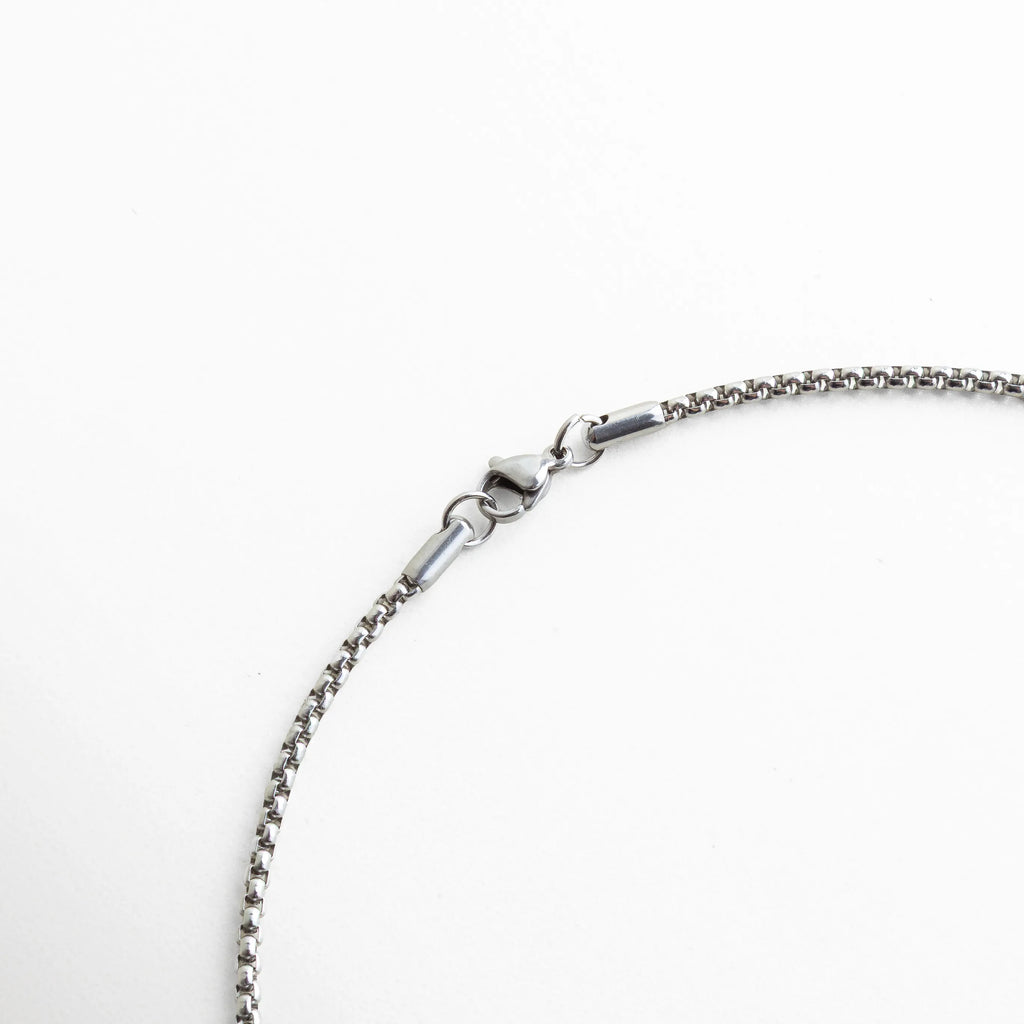 Primer plano del broche del collar, mostrando su estructura de eslabones finos y su cierre tipo mosquetón. La imagen resalta la calidad del acabado y la atención al detalle en cada unión, garantizando durabilidad y comodidad.