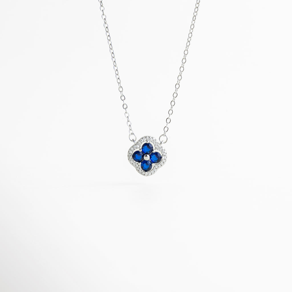 collar trébol, collar plateado con dije, collar con cristal de color, collar delicado mujer, joyería minimal, collar elegante diario, collar símbolo suerte