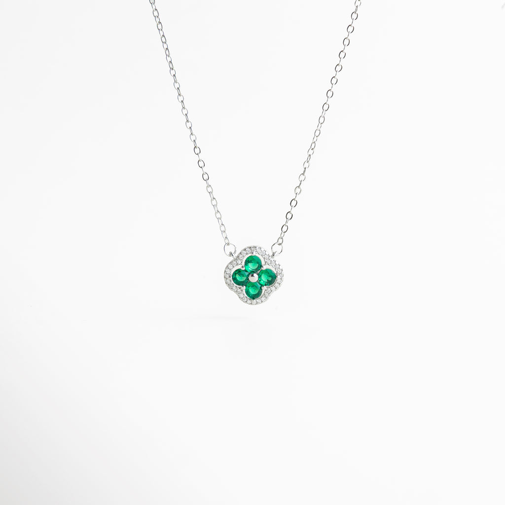 collar trébol, collar plateado con dije, collar con cristal de color, collar delicado mujer, joyería minimal, collar elegante diario, collar símbolo suerte