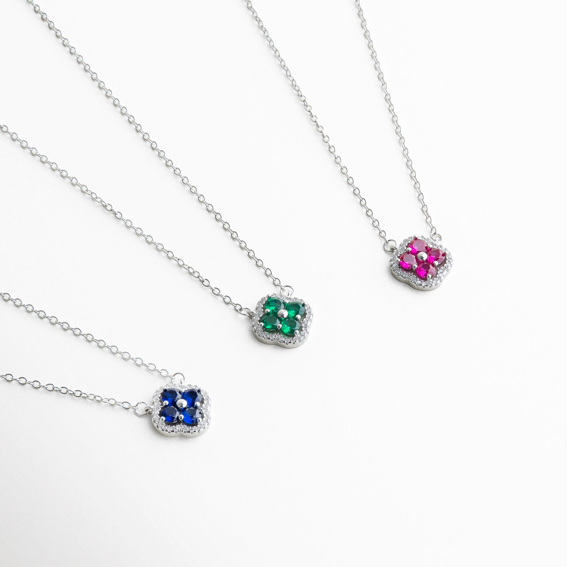 collar trébol plateado, collar con dije verde, collar delicado elegante, joyería femenina, collar minimal chic,collar cadena plateada, detalle collar, joyería fina, collar ajustable, accesorios elegantes mujer, collar trébol colores, collar con cristal de color, collar plateado moderno, joyería versátil, collares para layering