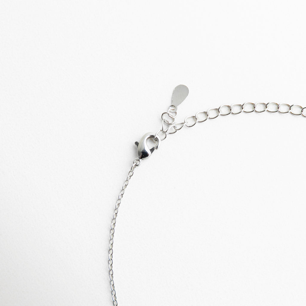 cierre tipo langosta en collar plateado, cadena ajustable de collar femenino, detalle de broche metálico en collar delicado, collar con extensión para ajuste de largo, sistema de cierre seguro en collar