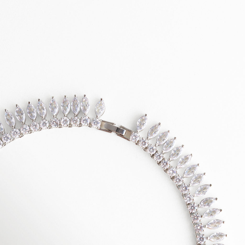 Broche de collar con cierre seguro, Detalle del sistema de cierre metálico, Collar con broche resistente y discreto, Joyería fina con broche pulido, Cierre de collar diseñado para ajuste cómodo