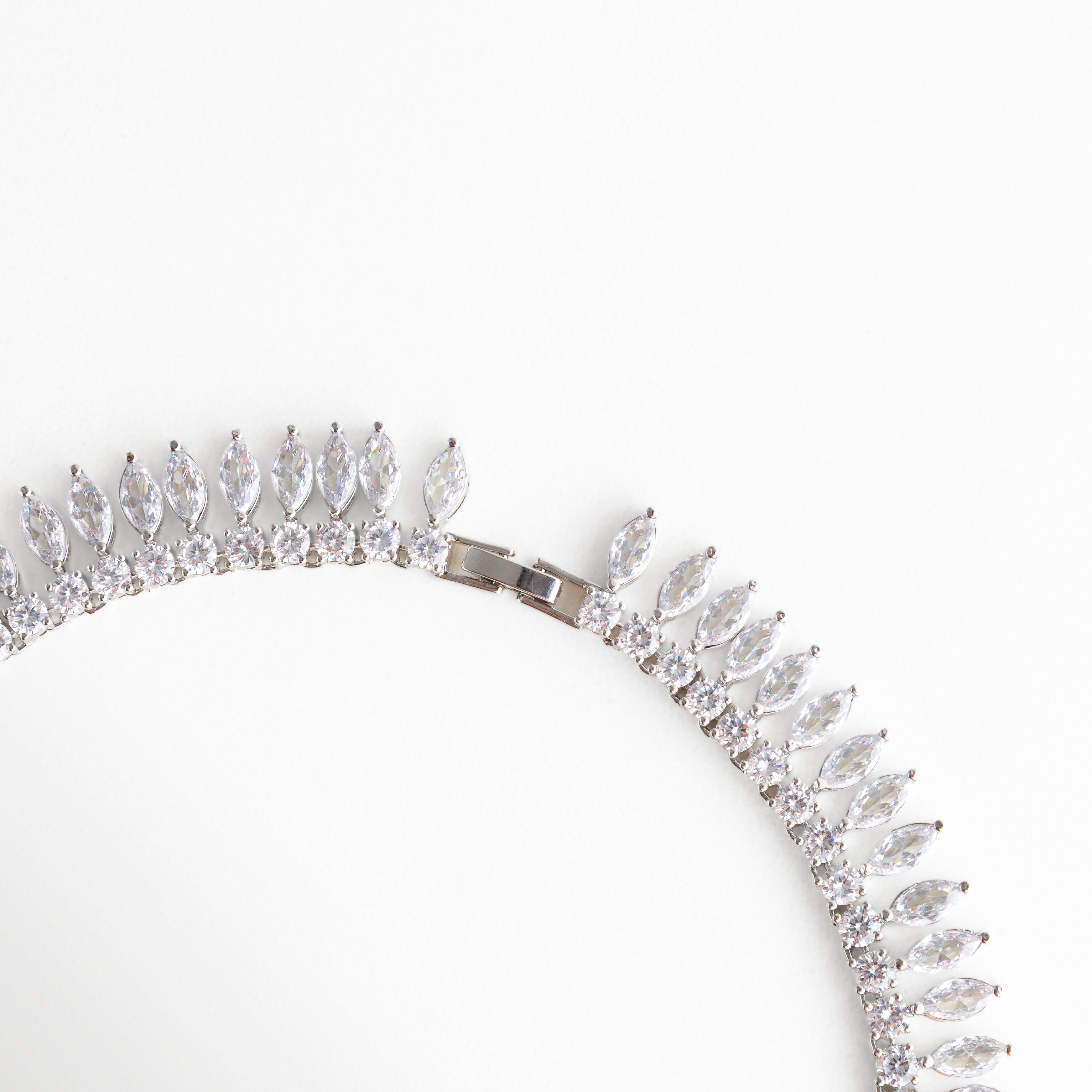 Broche de collar con cierre seguro, Detalle del sistema de cierre metálico, Collar con broche resistente y discreto, Joyería fina con broche pulido, Cierre de collar diseñado para ajuste cómodo