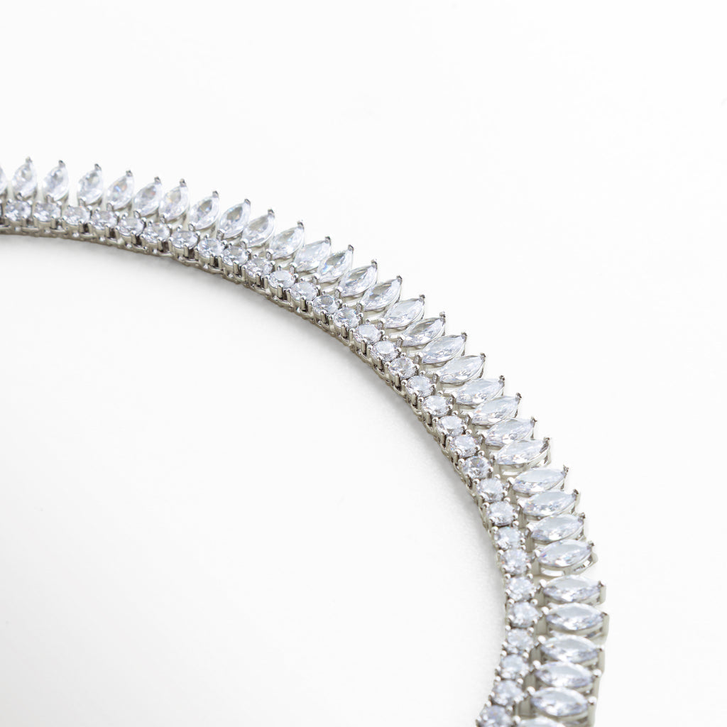 Detalle de zirconias engarzadas en forma de hoja, Close up de piedras brillantes con corte marquise, Joyería con acabado fino y engaste preciso, Detalle de collar con zirconias de alta luminosidad, Collar elegante con trabajo delicado en piedras