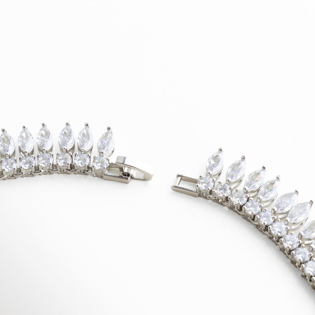 Broche de collar con cierre seguro, Detalle del sistema de cierre metálico, Collar con broche resistente y discreto, Joyería fina con broche pulido, Cierre de collar diseñado para ajuste cómodo