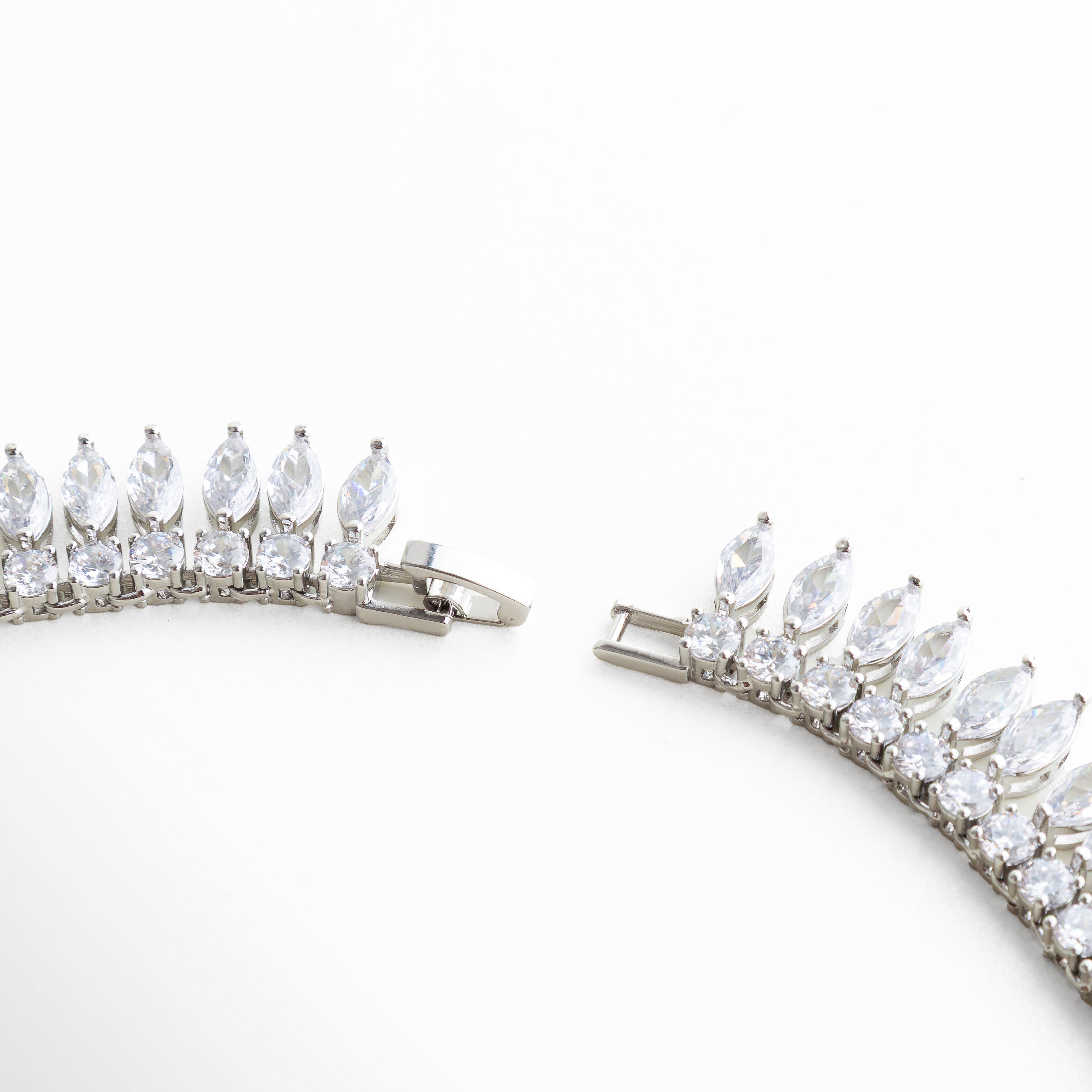 Broche de collar con cierre seguro, Detalle del sistema de cierre metálico, Collar con broche resistente y discreto, Joyería fina con broche pulido, Cierre de collar diseñado para ajuste cómodo