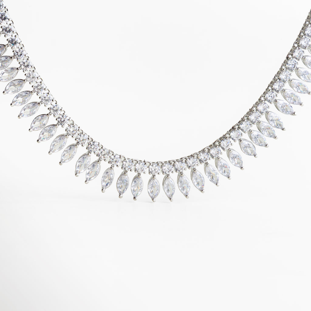 Collar de zirconias con proporción equilibrada, Gargantilla elegante de tamaño ideal para el cuello, Joyería statement con caída definida, Collar llamativo sin exceso de volumen, Gargantilla sofisticada para ocasiones especiales