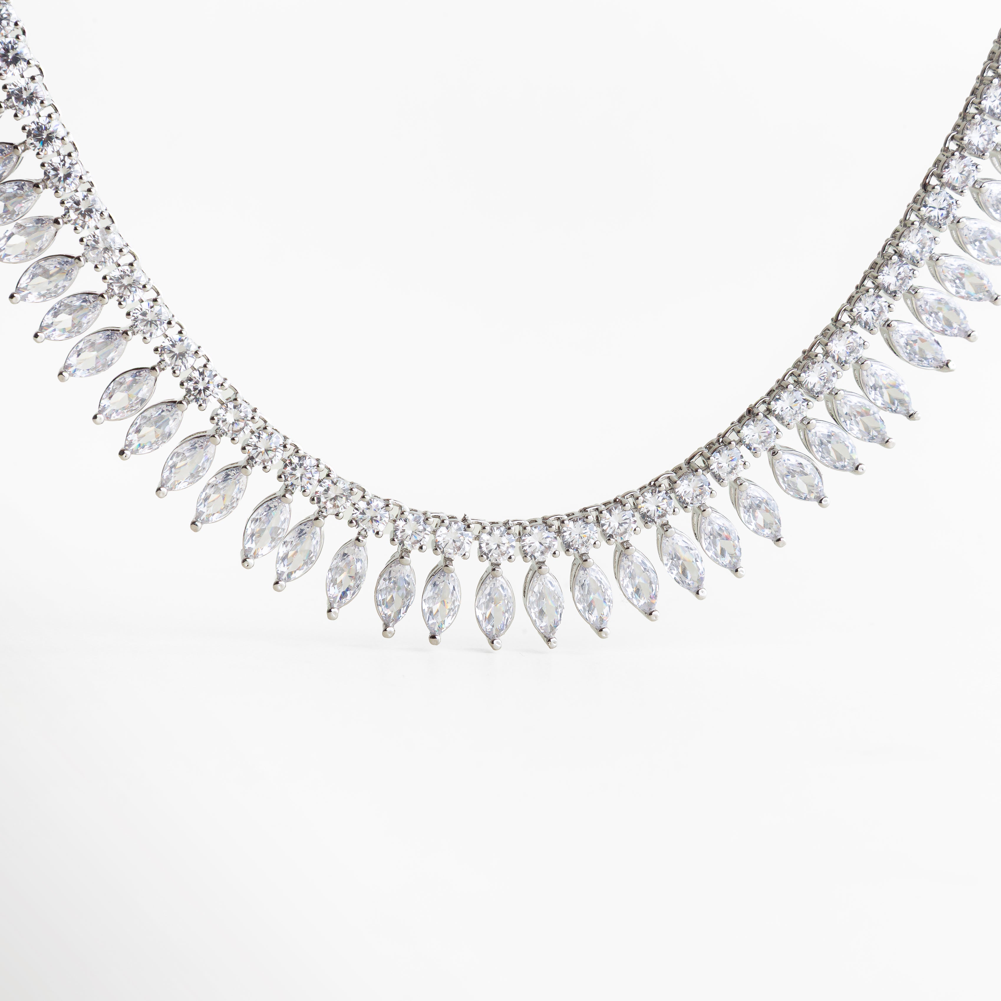 Collar de zirconias con proporción equilibrada, Gargantilla elegante de tamaño ideal para el cuello, Joyería statement con caída definida, Collar llamativo sin exceso de volumen, Gargantilla sofisticada para ocasiones especiales