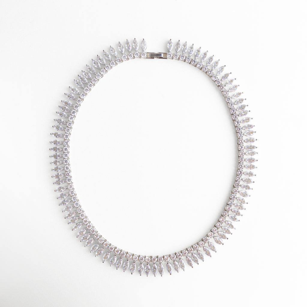 Collar de zirconias con diseño continuo tipo hoja, Gargantilla de joyería elegante con acabado pulido, Collar llamativo con piedras brillantes bien alineadas, Joyería femenina con diseño europeo, Collar de fiesta con estética sofisticada