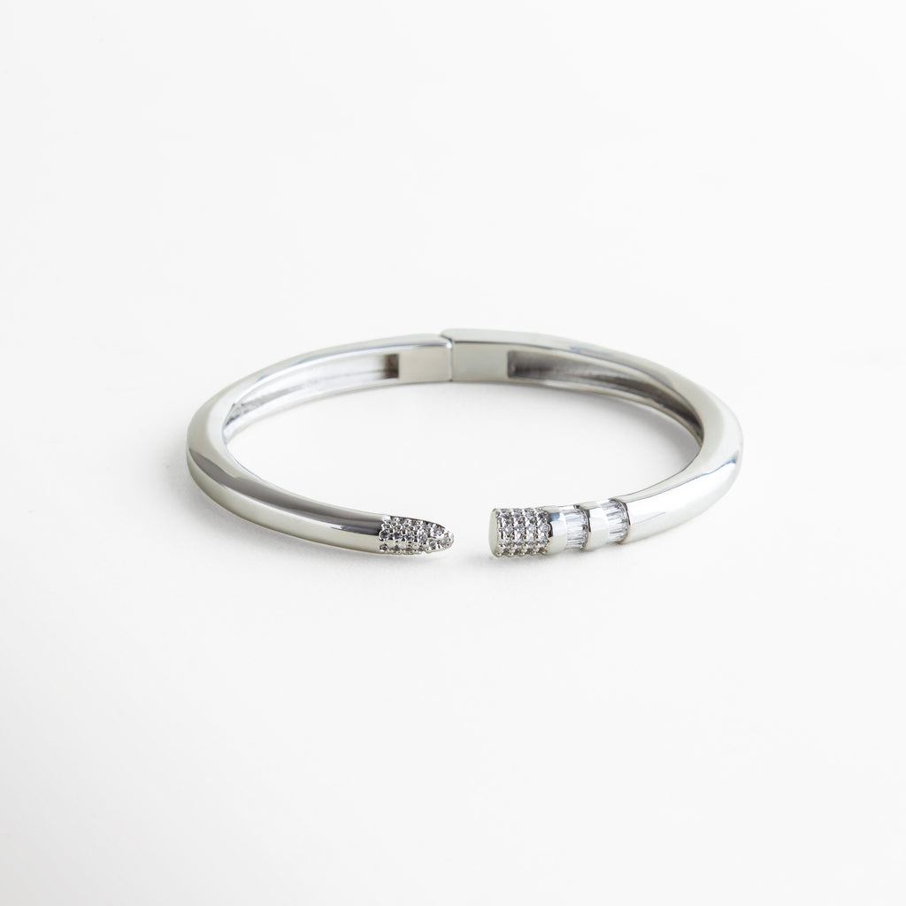 pulsera rígida plateada minimalista con detalle de zirconias, pulsera de acero plateado con diseño abierto elegante, pulsera plateada moderna con incrustaciones de zirconia, pulsera rígida femenina estilo europeo, joyería minimalista pulsera plateada sofisticada