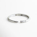 pulsera rígida plateada minimalista con detalle de zirconias, pulsera de acero plateado con diseño abierto elegante, pulsera plateada moderna con incrustaciones de zirconia, pulsera rígida femenina estilo europeo, joyería minimalista pulsera plateada sofisticada