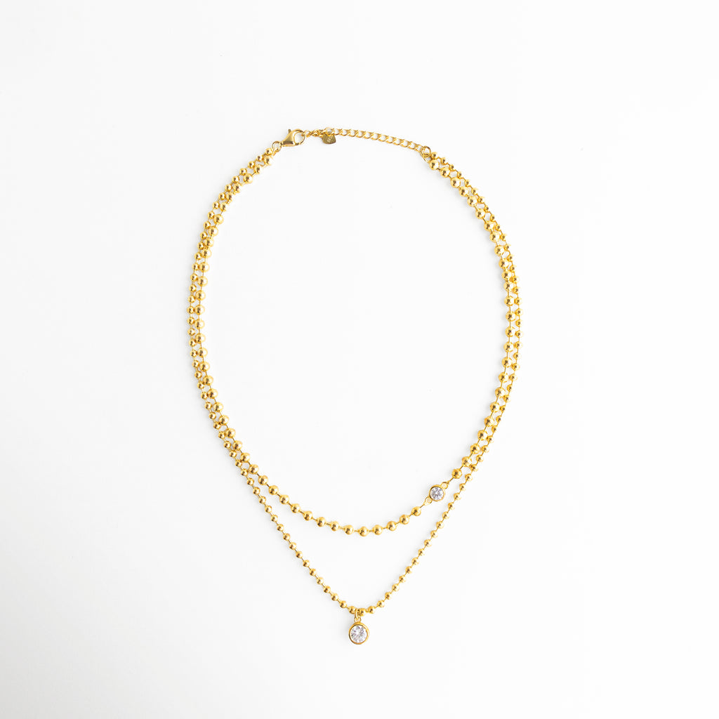 collar dorado doble vista completa, collar de doble cadena dorada con brillo, collar elegante de zirconias diseño completo, joyería fina collar dorado en capas, collar dorado sofisticado estilo europeo