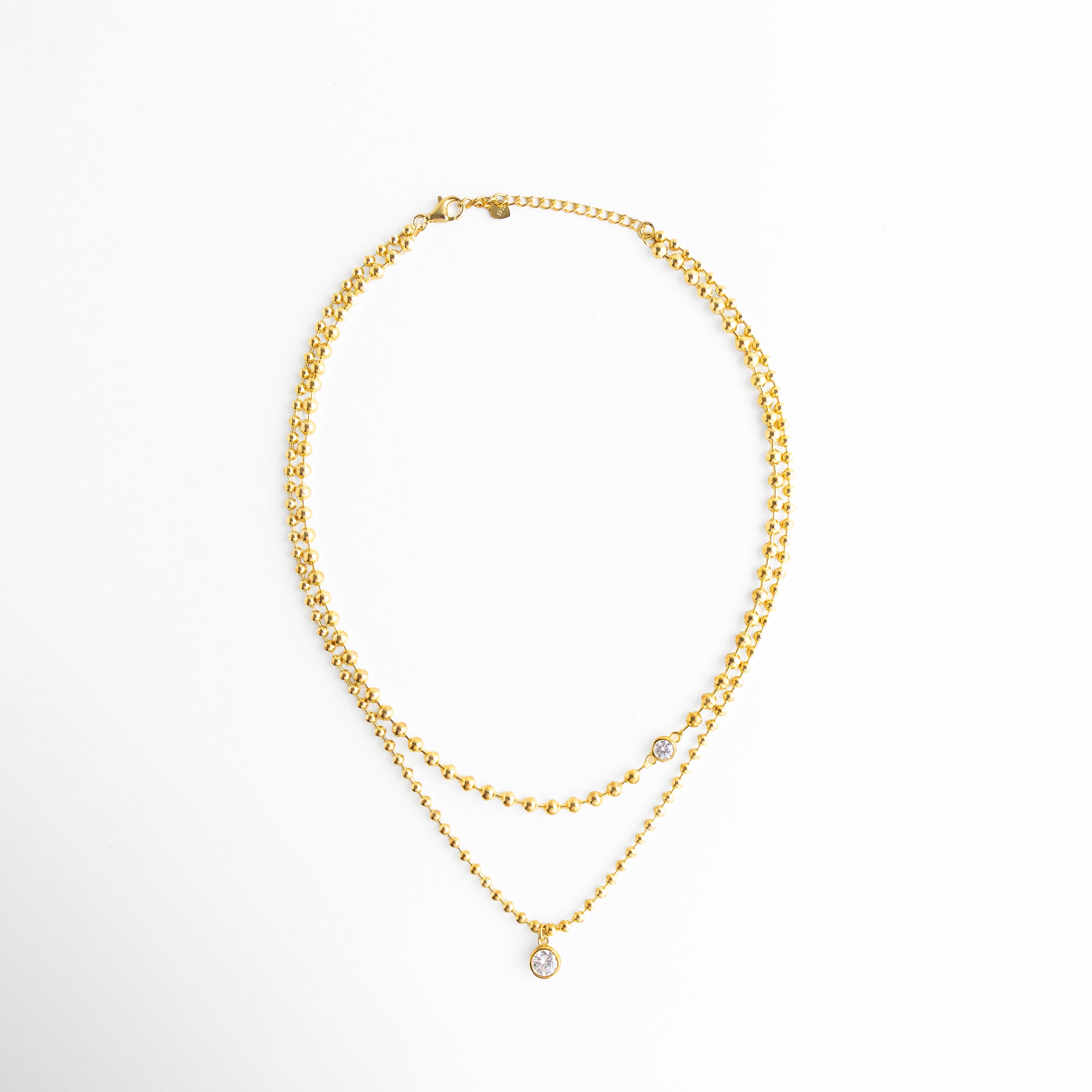 collar dorado doble vista completa, collar de doble cadena dorada con brillo, collar elegante de zirconias diseño completo, joyería fina collar dorado en capas, collar dorado sofisticado estilo europeo