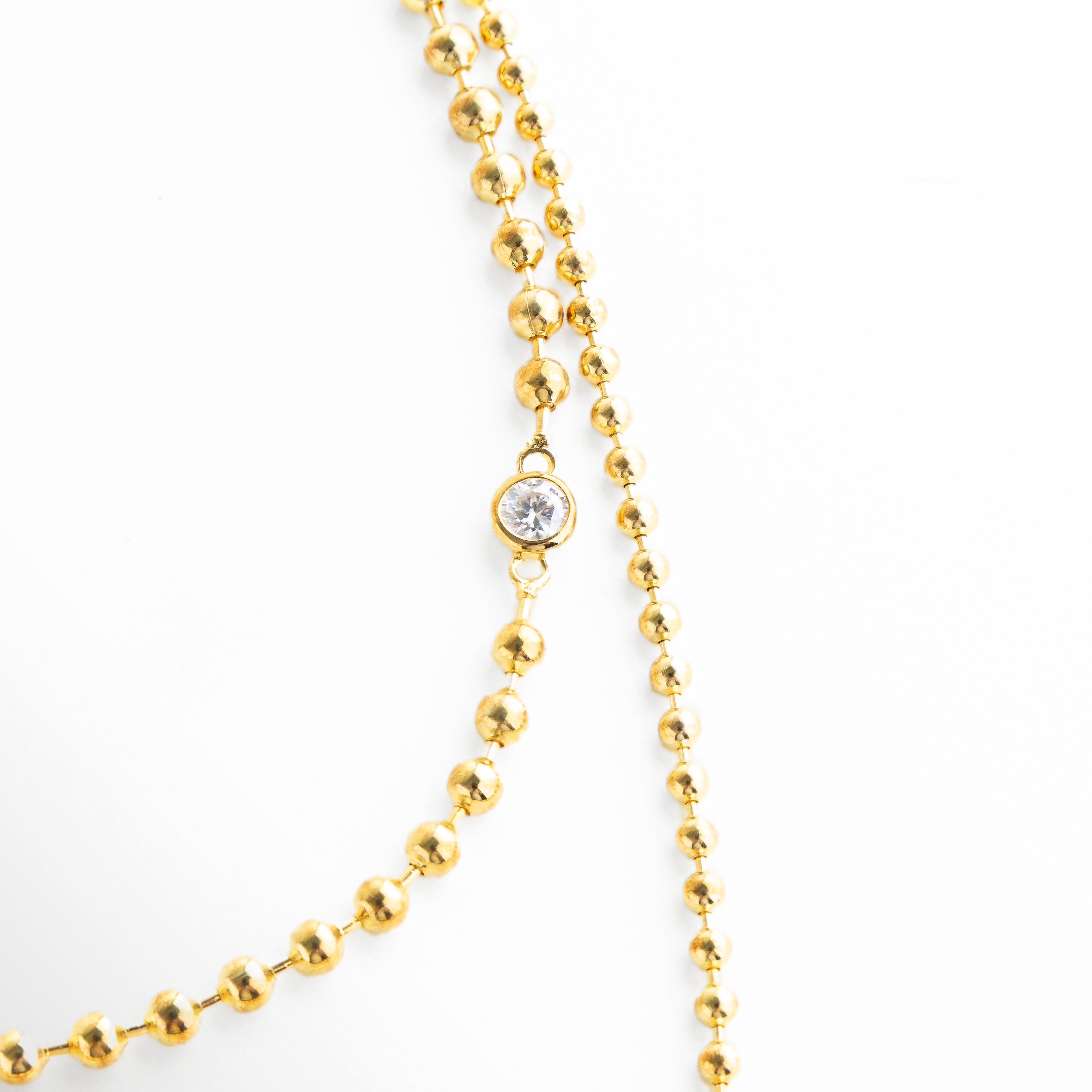 collar dorado doble vista completa, collar de doble cadena dorada con brillo, collar elegante de zirconias diseño completo, joyería fina collar dorado en capas, collar dorado sofisticado estilo europeo