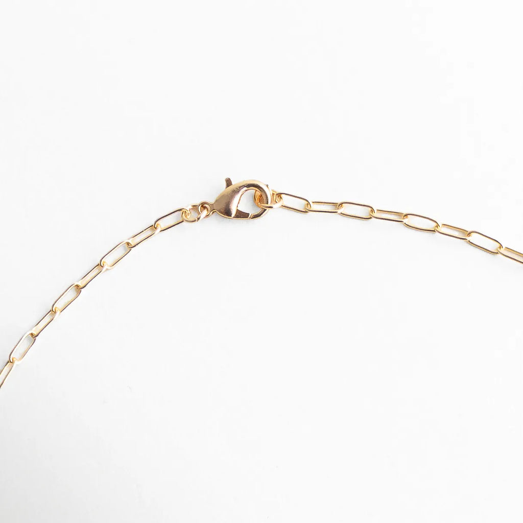 Cierre tipo langosta en acabado dorado, con eslabones alargados que aportan un toque moderno y versátil al diseño del collar.