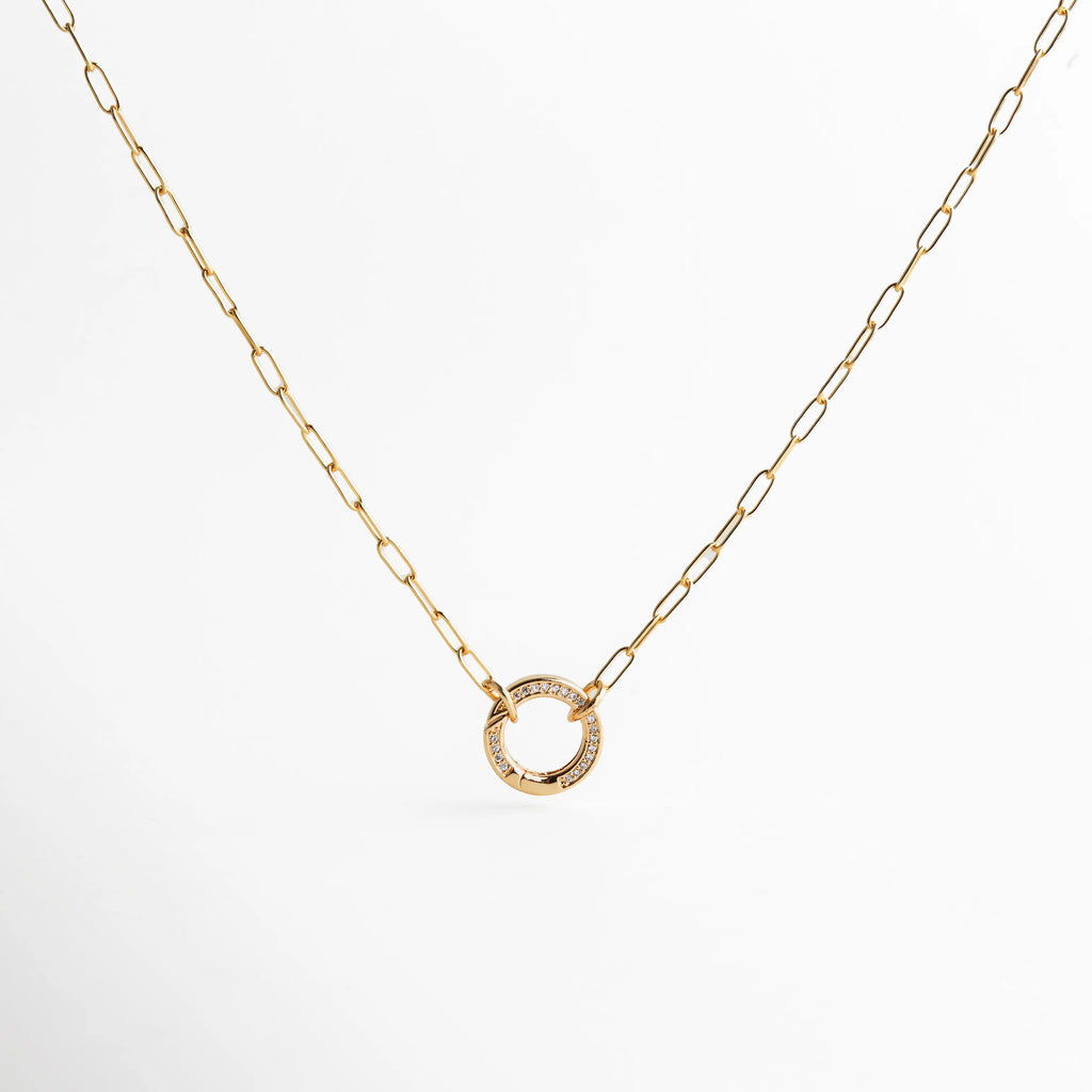 Collar dorado con dije circular pavé y cadena tipo paper clip, ideal para un look clásico con un toque contemporáneo.