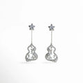 Aretes plateados con flores de zirconia y detalle colgante en forma orgánica, diseño romántico con brillo delicado ideal para ocasiones especiales.