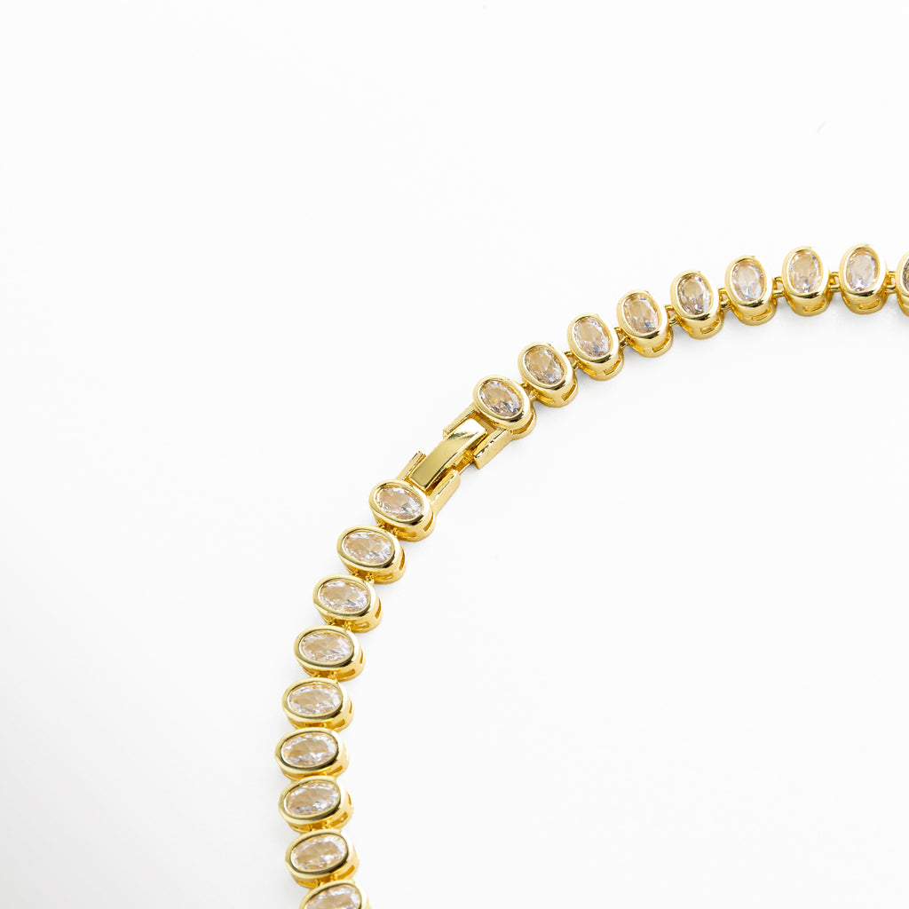 Cierre de collar dorado con broche seguro y acabado brillante, Detalle del broche en collar con zirconias y enchapado en oro, Cierre metálico de collar elegante con extensión ajustable, Vista cercana del sistema de cierre en collar dorado, Broche de collar con acabado en oro y diseño funcional