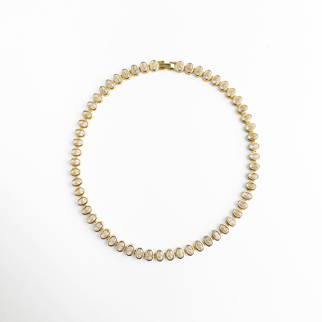 Collar dorado con zirconias brillantes de 40 cm y diseño elegante, Collar de chapa de oro con incrustaciones de zirconias y acabado sofisticado, Collar elegante dorado con zirconias para ocasiones especiales, Collar completo con piedras zirconia y brillo uniforme, Collar femenino dorado con diseño clásico y zirconias