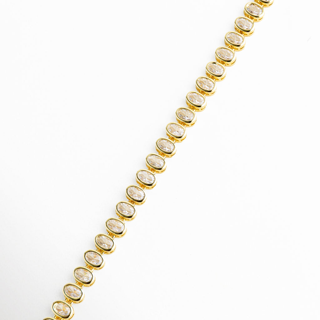 Detalle de zirconias incrustadas en collar dorado brillante, Acercamiento a piedras zirconia en cadena dorada elegante, Textura de collar con zirconias y acabado en oro, Detalle de eslabones con incrustaciones brillantes, Collar con zirconias mostrando brillo y acabado sofisticado
