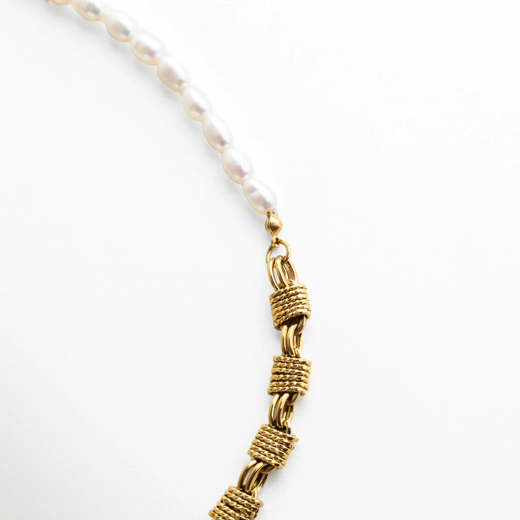 detalle collar perlas, accesorio dorado artesanal, joyería delicada con perlas, collar moderno dorado, collar elegante detalle, perlas blancas joyería, collar sofisticado mujer, accesorio femenino dorado